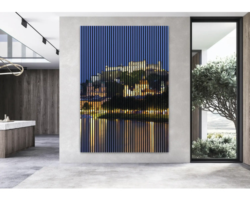 Modernes Wohnzimmer mit einer Wanddekoration aus Holzlamellen, die eine abendliche Stadtlandschaft zeigt