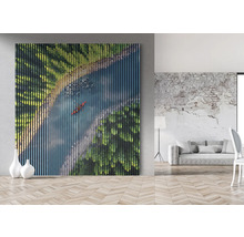 Wandbild mit Fluss, Bäumen und Kanu im Wohnraum.