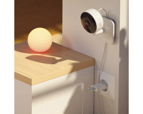 Innenraum mit Überwachungskamera, Nachttisch und Lampe