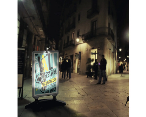 Beleuchteter Kundenstopper mit Jazz Festival Plakat in einer nächtlichen Straßenszene