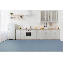 Helle Küche mit Einbauschränken, Kühlschrank und blauer Bodenfläche