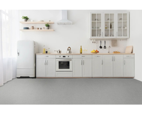 Helle Küche mit Einbauküche, Regalen und Retro-Kühlschrank