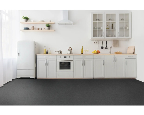 Helle Küche mit Küchenzeile, Kühlschrank und dunklem Bodenbelag