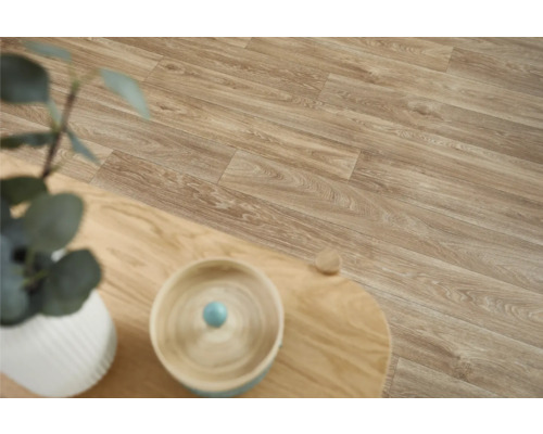 Vinylboden in Holzoptik im Innenraum.