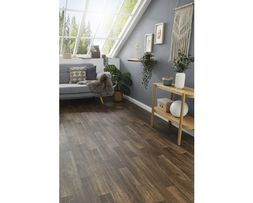 Heller Dachraum mit Laminatboden in Holzoptik, Sofa und Holzregal