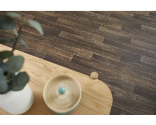 Brauner Vinylboden in Holzoptik im Innenraum.