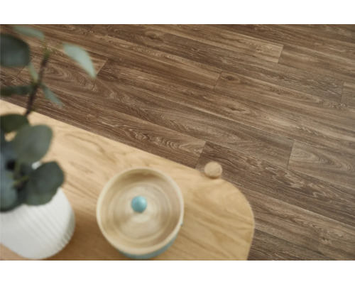 Braune Vinylboden-Verlegung mit Holzmaserung