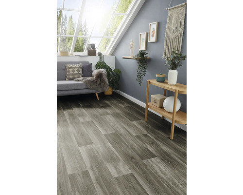Wohnzimmer mit grauem Vinylboden in Holzoptik, Sofa und Dekoration