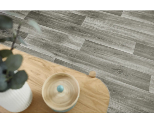 Grauer Vinylboden in Holzoptik verlegt im Innenraum