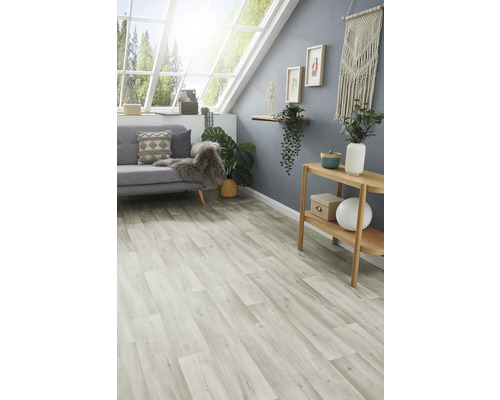 Heller Raum mit Laminatboden, Sofa und Holzregal