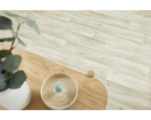 Heller Laminatboden in Holzoptik im Innenraum.