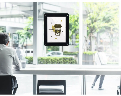 Schwarzer Plakatrahmen mit dem Aufdruck Coffee to go an einer Glasscheibe.