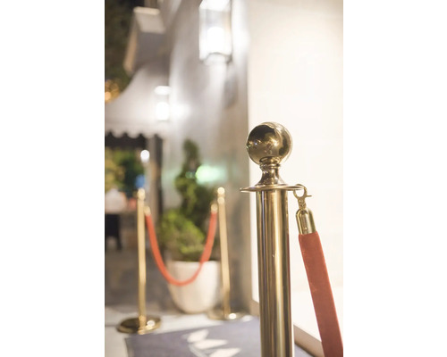 Absperrpfosten mit Kordel