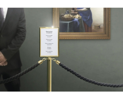 Absperrsystem mit Ständer und Kordel zur Besucherführung