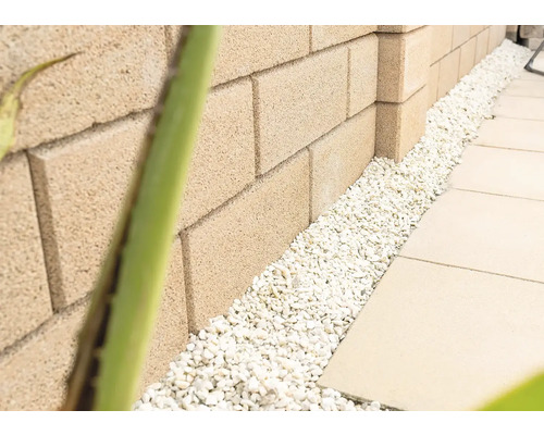Mauer aus Betonsteinen mit Zierkies und Gehwegplatten