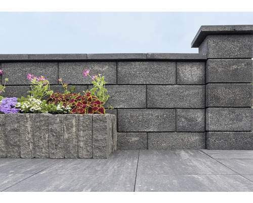 Gartenmauer aus Betonsteinen mit bepflanztem Beetkasten