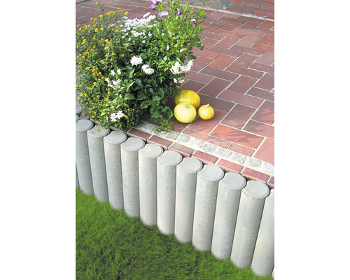 Betonpalisade als Beeteinfassung im Garten