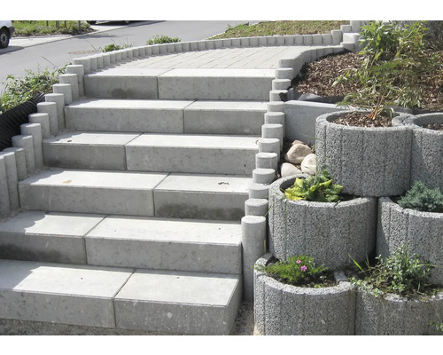 Treppe aus Betonsteinen mit Pflanzsteinen