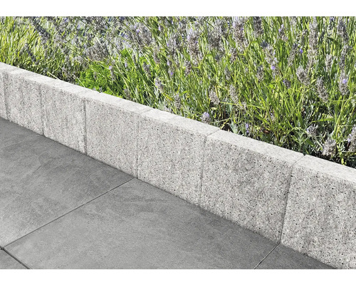 Betonbordsteineinfassung mit Blumenbeet