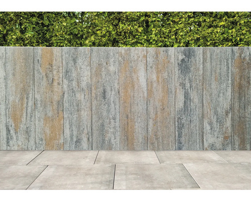 Gartenmauer aus Betonsteinen und Bodenplatten