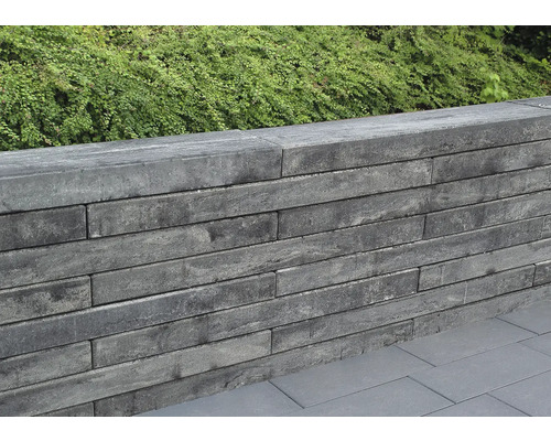 Mauer aus Betonsteinen im Garten.