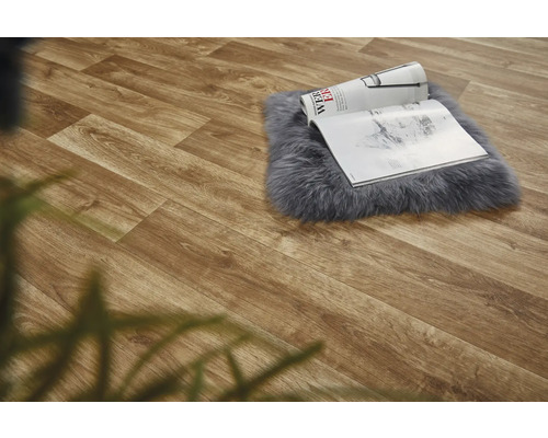 Heller Holzfussboden mit Zeitschrift auf einem Teppich