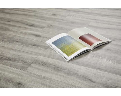 Heller Holzboden mit geöffnetem Buch