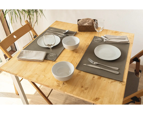 Esstisch mit Geschirr und Tischdekoration für zwei Personen.