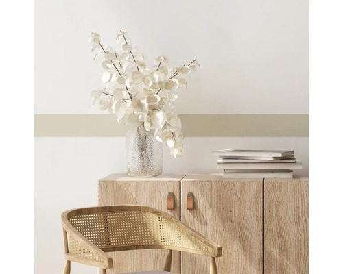 Dekorative Szene mit Kommode, Stuhl, Büchern und Blumen in Vase