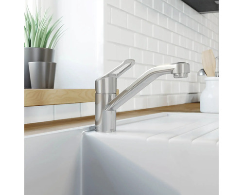 Küchenarmatur aus Metall am Spülbecken