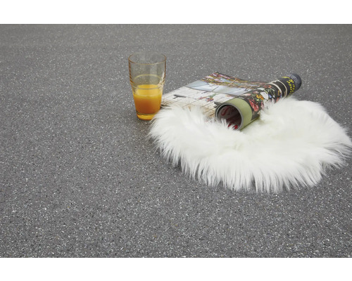 Dekorative Szene mit Getränk, Zeitschrift und Teppich auf einem grauen Untergrund