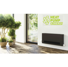 Wohnraum mit montierter Heizung und Heat Pump Synergy Logo