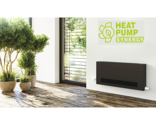 Wohnraum mit wandmontierter Heizung, Pflanzen und Heat Pump Synergy Logo