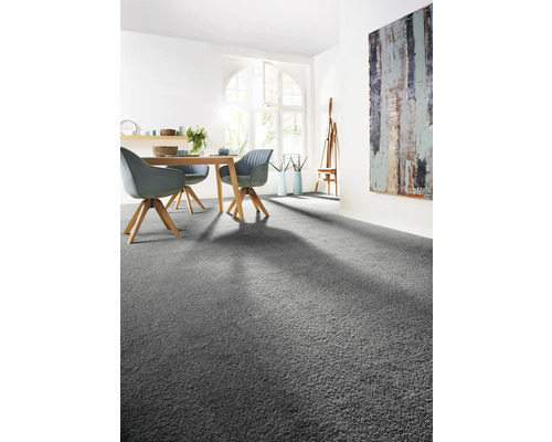 Heller Raum mit Esstischgruppe und Teppichboden