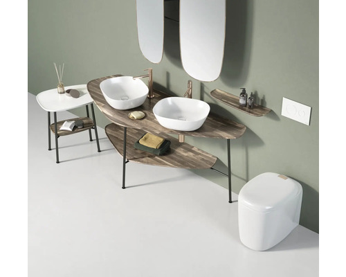 Badezimmer mit Waschtisch, zwei Aufsatzwaschbecken, Spiegel, WC und Beistelltisch