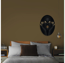 Schlafzimmer mit Bett, Nachttischen und Wandbild