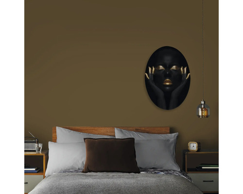 Schlafzimmer mit Bett, Nachttischen und Wandbild