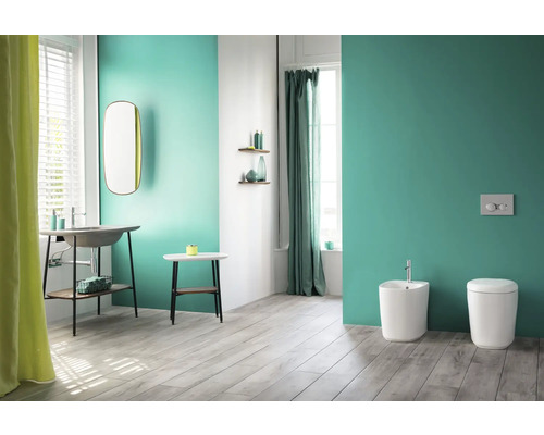 Badezimmer mit Waschbecken, Spiegel, Bidet und Toilette