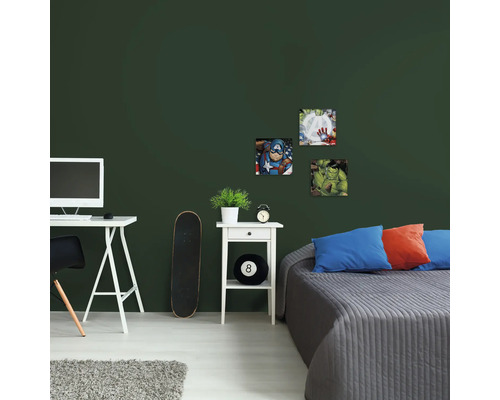 Dekoriertes Zimmer mit Superhelden-Motiven an der Wand über dem Bett.