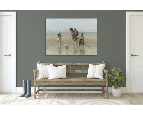 Gemälde einer Familie am Strand über einer Holzbank im Flur.