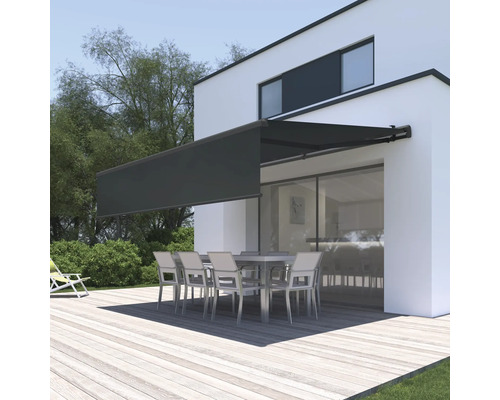 Terrasse mit Markise und Tischgruppe vor einem modernen Haus