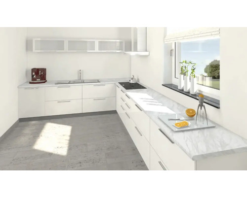 Helle Küche mit modernen Einbauschränken, Spüle, Kochfeld und Arbeitsplatte