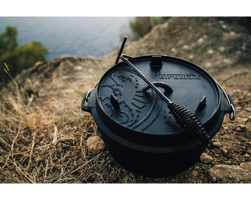 Petromax Dutch Oven mit Deckelheber auf natürlichem Untergrund