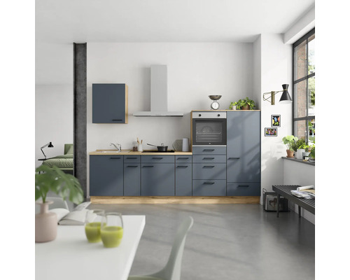 Komplette Küche mit Einbaubackofen, Dunstabzugshaube und Küchenschränken in einer hellen Wohnung.