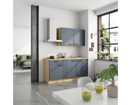 Moderne Küche mit Dunstabzugshaube, Spüle und Schränken in einem hellen Raum.