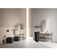 Modernes Badezimmer mit Toilette, Bidet, Waschbecken und Spiegel