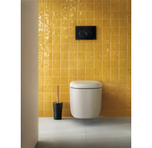 Modernes Badezimmer mit wandhängendem WC, Betätigungsplatte und WC-Bürstengarnitur vor einer gefliesten Wand