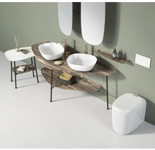 Modernes Badezimmer mit Doppelwaschtisch, Aufsatzwaschbecken und wandhängendem WC.