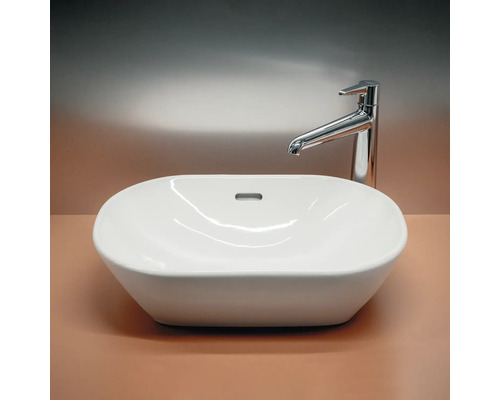 Aufsatzwaschbecken aus Keramik mit Armatur