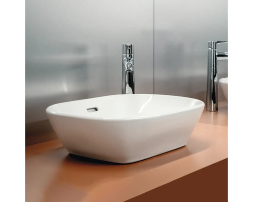 Aufsatzwaschbecken aus Keramik mit Armatur